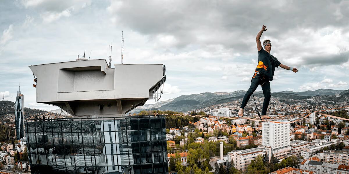 ATTRAVERSARE LO STRETTO DI MESSINA SU UNA CORDA DI 1,9 CM SOSPESA SUL MARE, ARRIVA L’IMPRESA DI JAAN ROOSE - 