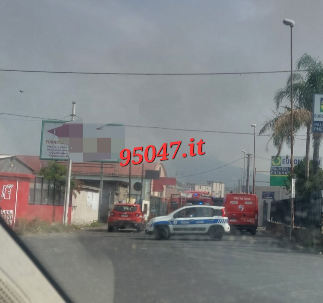 MISTERBIANCO: VASTO INCENDIO IN UN CAPANNONE DI VIA ZENIA