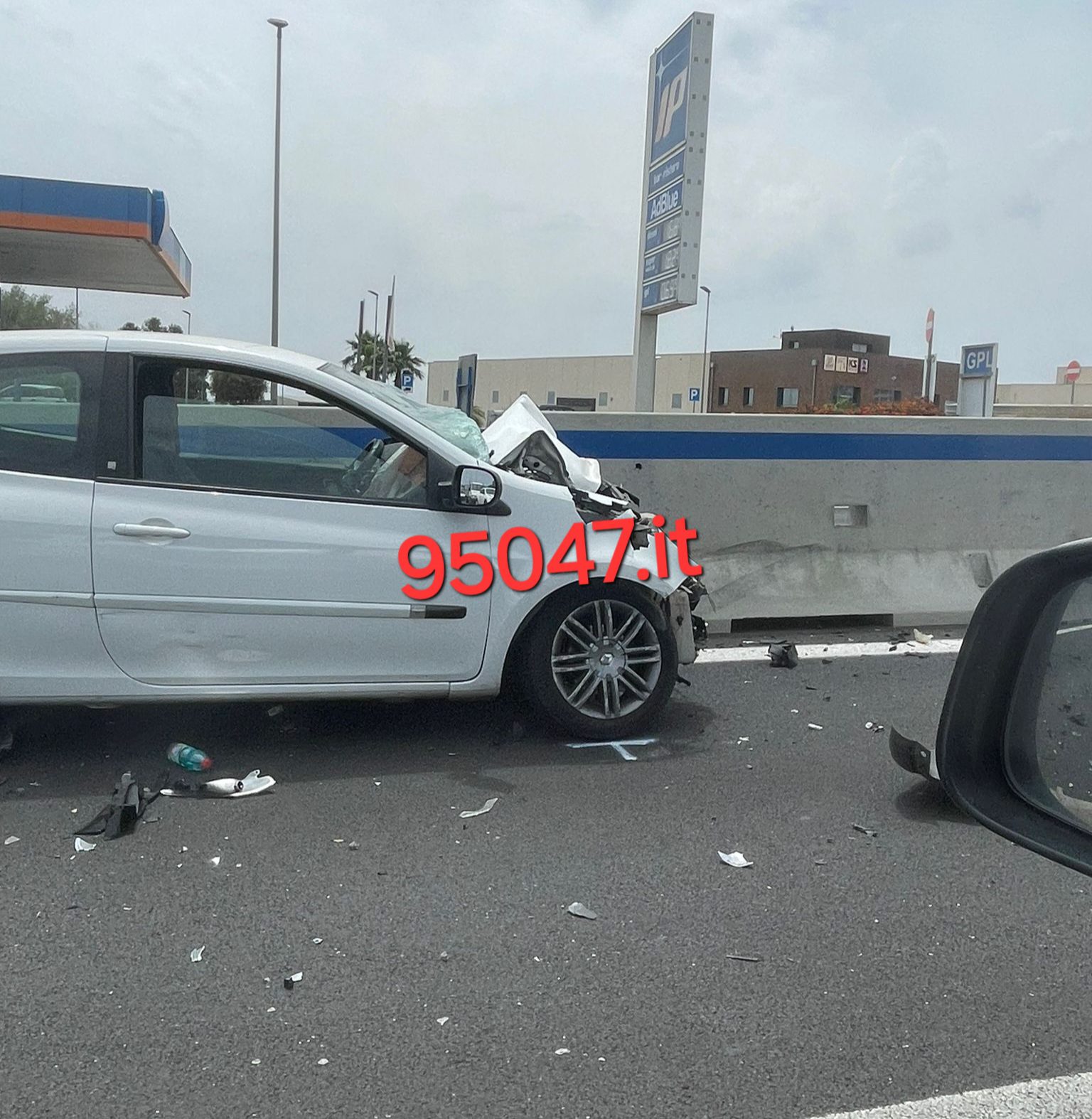 ENNESIMO INCIDENTE SULLA SS121, AUTO CONTRO GUARD RAIL.