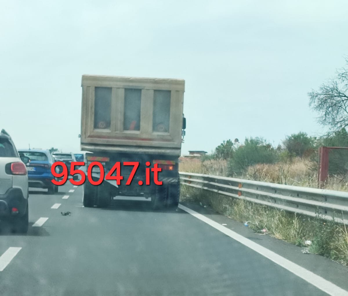 ENNESIMO INCIDENTE SULLA SS121, AUTO CONTRO GUARD RAIL.