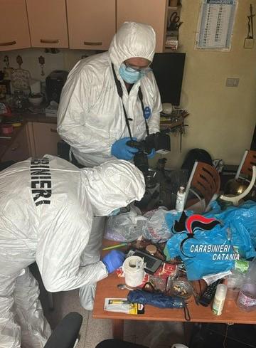 MASCALI: LITIGA COL VICINO CHE FA COMMENTI SULLA FIGLIA E LO UCCIDE COLPENDOLO ALLA GOLA CON UNA FORBICE, ARRESTATO