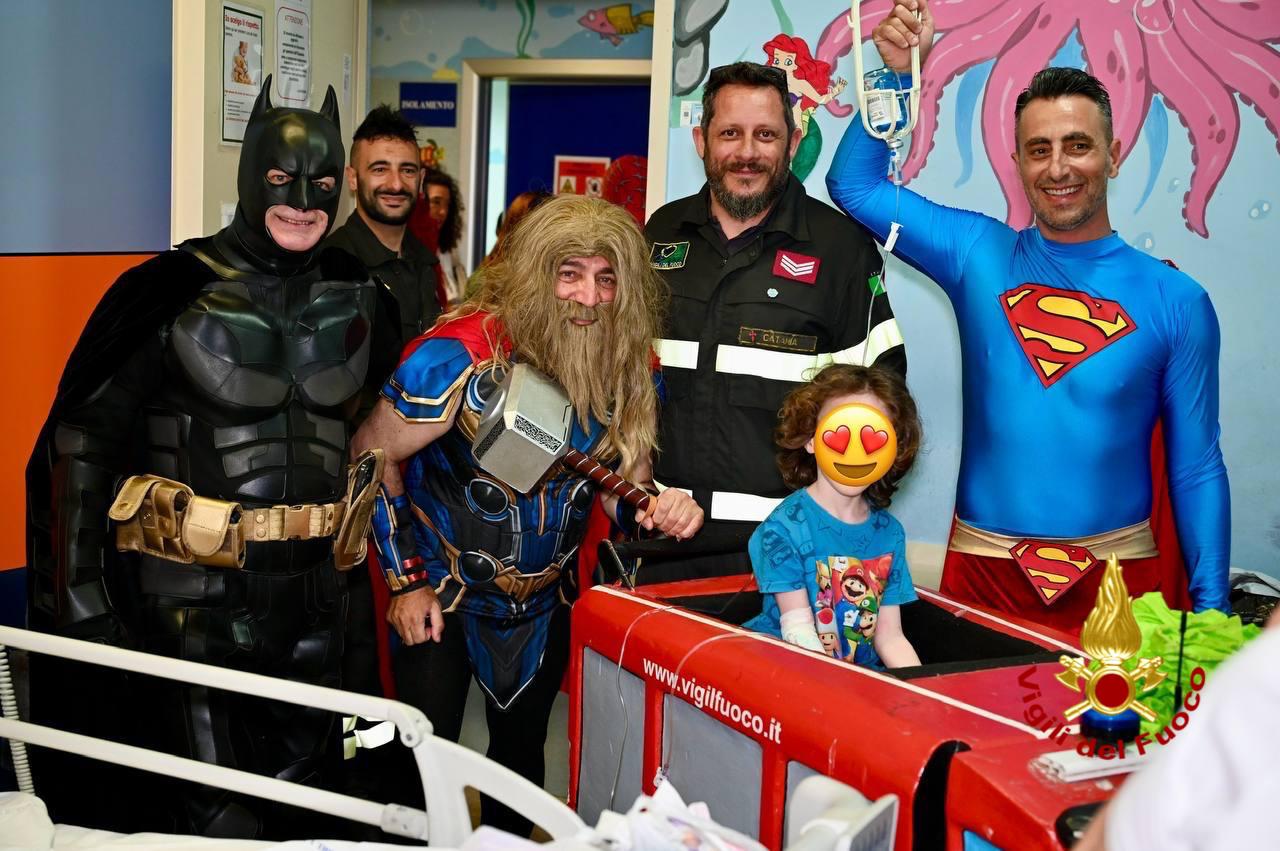 I VIGILI DEL FUOCO IN VISITA AL REPARTO DI PEDIATRIA DELL' OSPEDALE GARIBALDI DI NESIMA A CATANIA