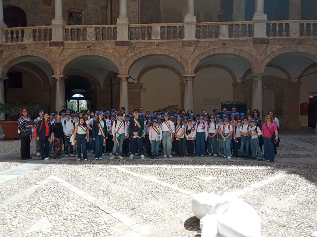 VISITA DEL CONSIGLIO COMUNALE DEI RAGAZZI AL PALAZZO DEI NORMANNI: UN SUCCESSO DI COLLABORAZIONE E PARTECIPAZIONE