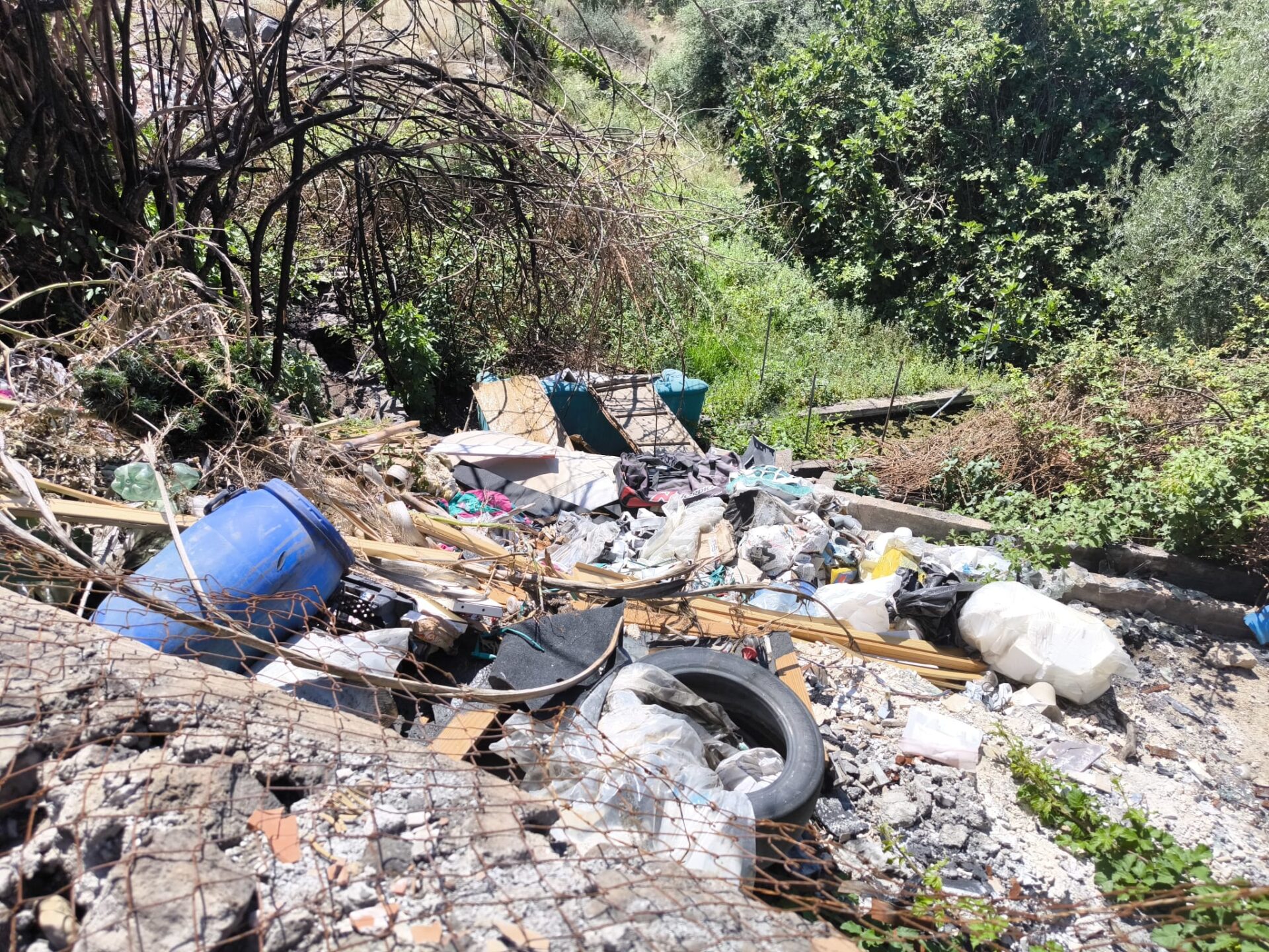 LA DISCARICA A CIELO APERTO A SCHETTINO, LA FOTO-SEGNALAZIONE DEI NOSTRI LETTORI
