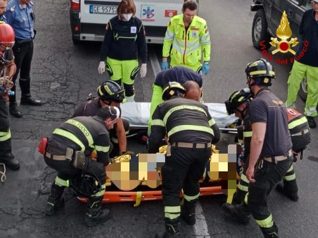 CATANIA, CADE IN UNO SCAVO E FA UN VOLO DI 10 METRI: SOCCORSO DAI VIGILI DEL FUOCO