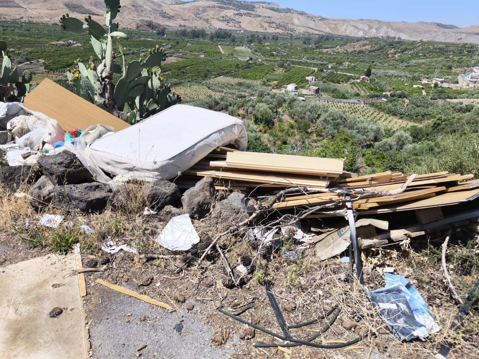 LA DISCARICA A CIELO APERTO A SCHETTINO, LA FOTO-SEGNALAZIONE DEI NOSTRI LETTORI