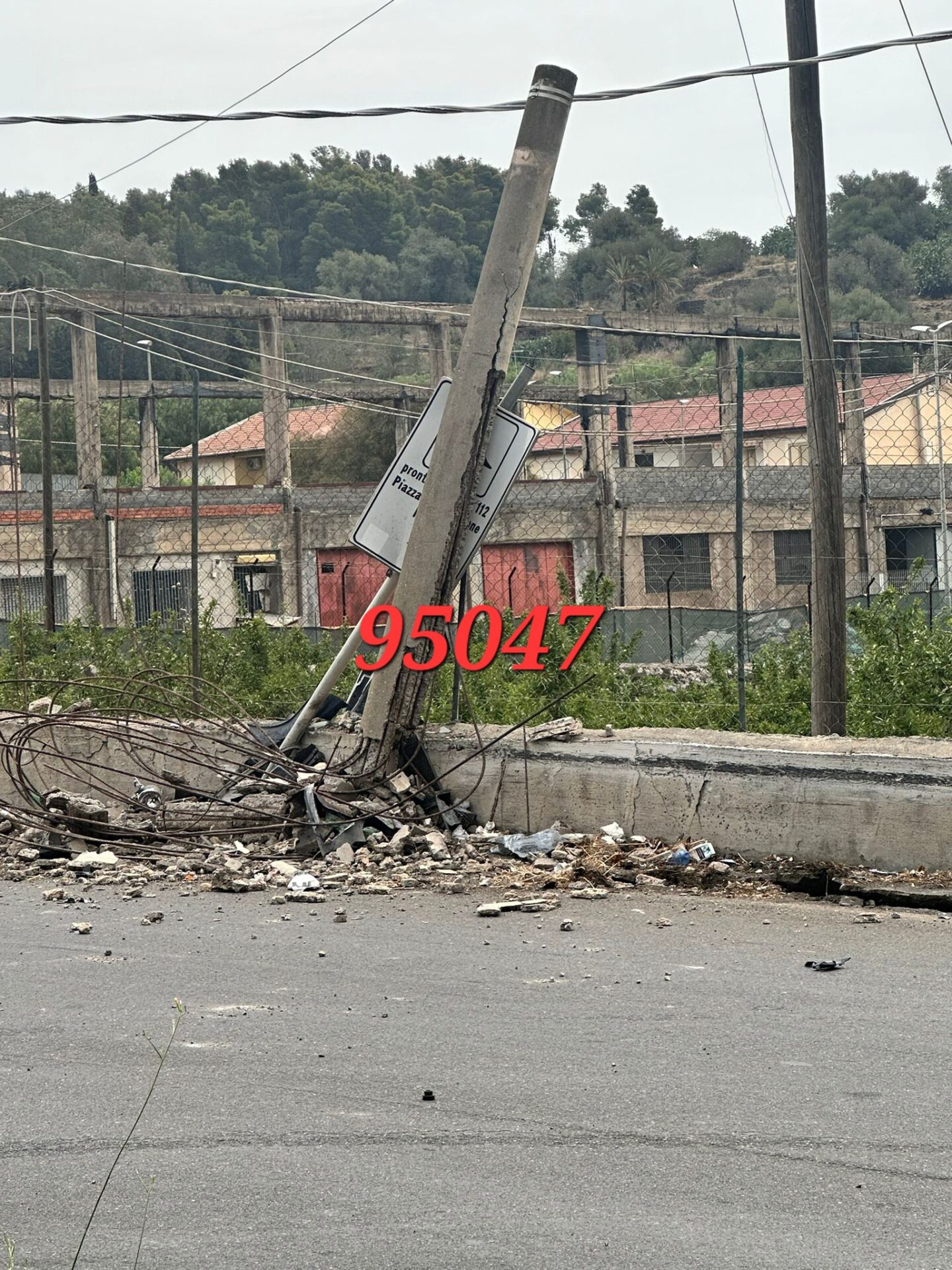 PATERNÒ: AUTO IMPATTA CONTRO UN PALO ELETTRICO, DUE FERITI