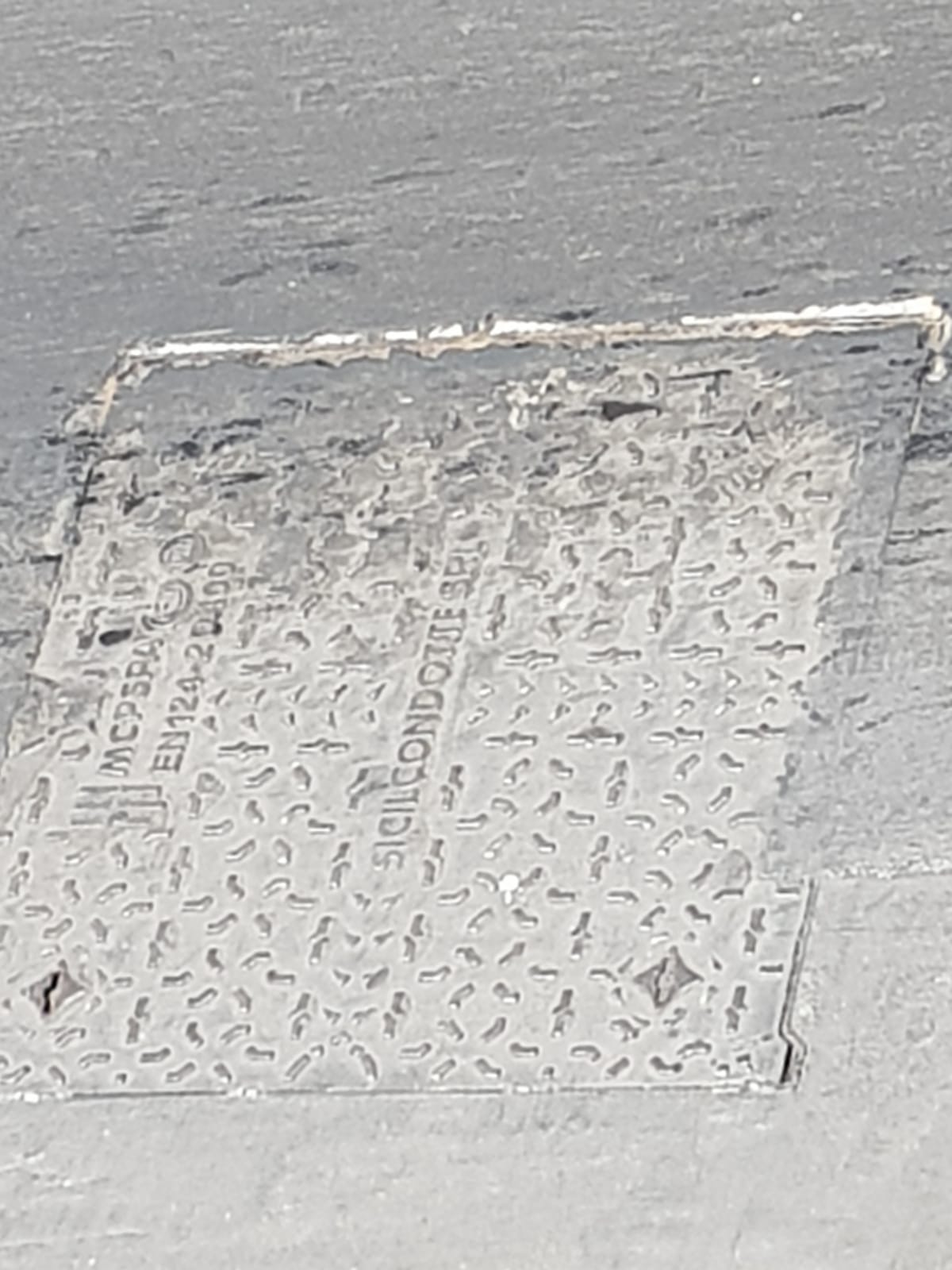 SEGNALAZIONE DEI LETTORI: TOMBINO RUMOROSO IN VIA G. VERGA, RESIDENTI CHIEDONO INTERVENTO URGENTE