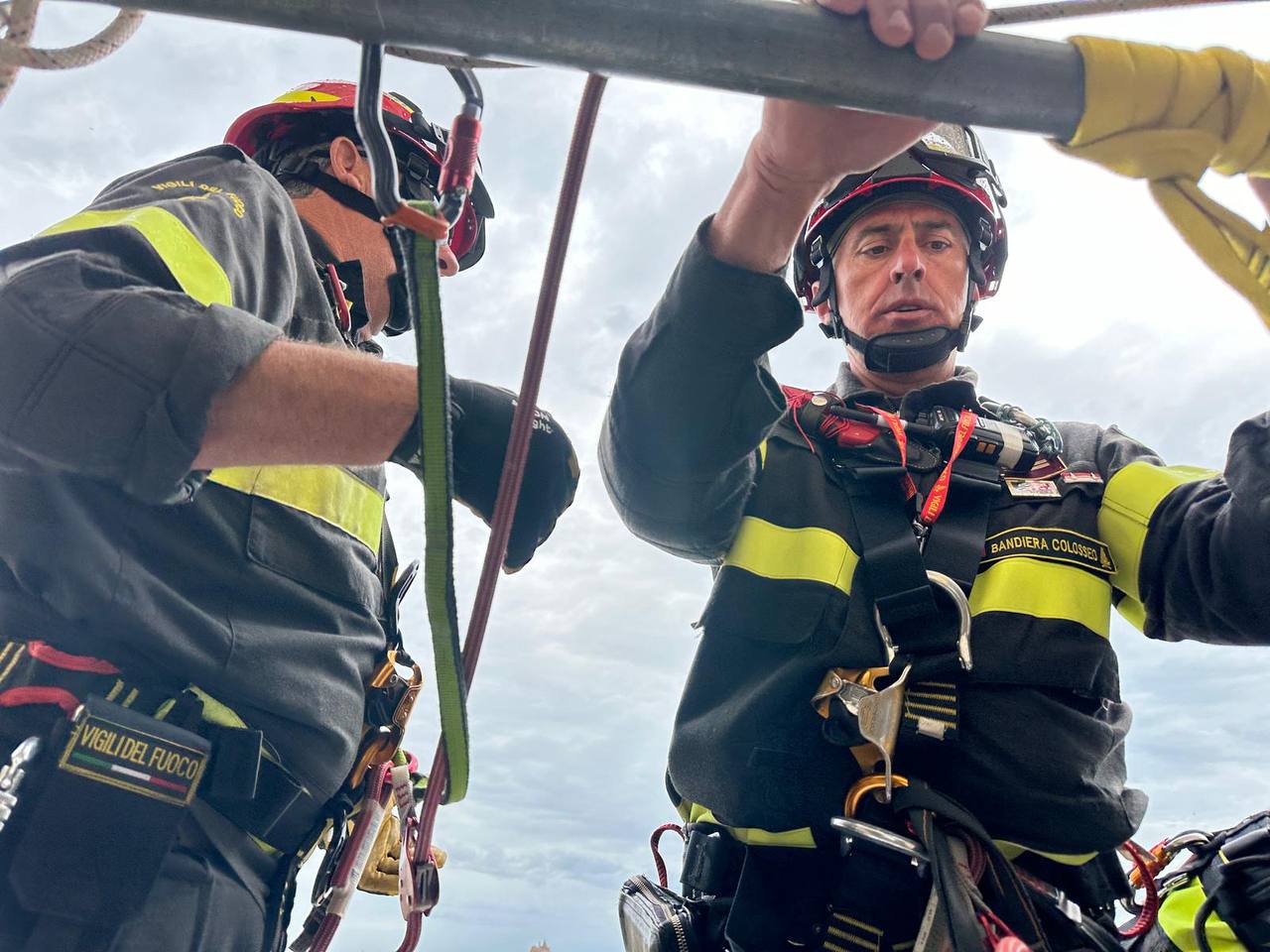 FESTA DELLA REPUBBLICA, VIGILI DEL FUOCO CALANO SUL COLOSSEO TRICOLORE DI 2.000 METRI QUADRATI