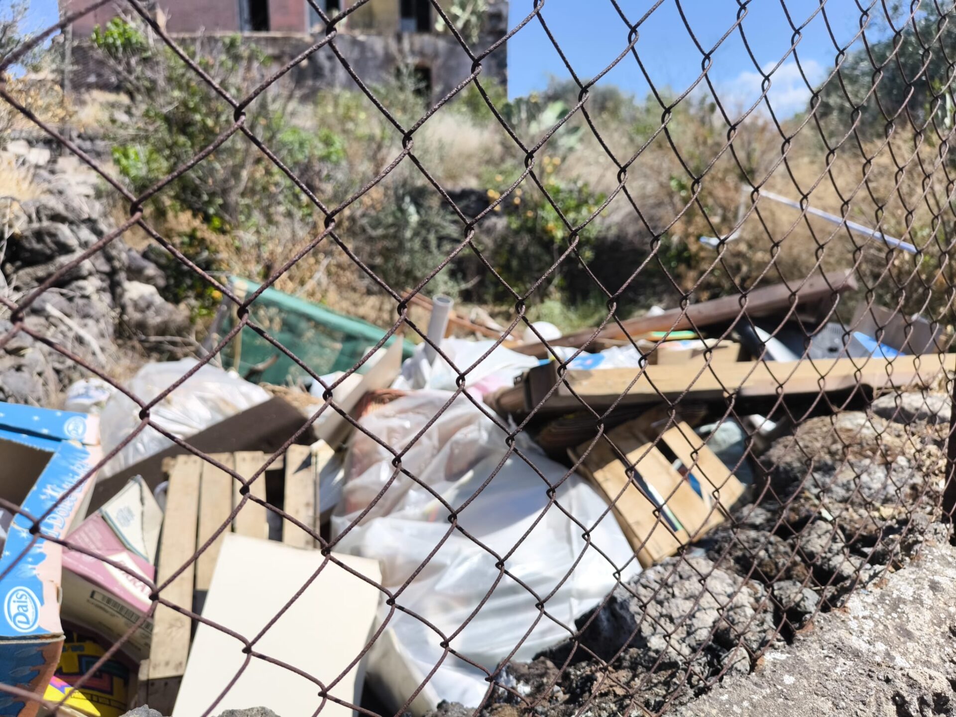 LA DISCARICA A CIELO APERTO A SCHETTINO, LA FOTO-SEGNALAZIONE DEI NOSTRI LETTORI