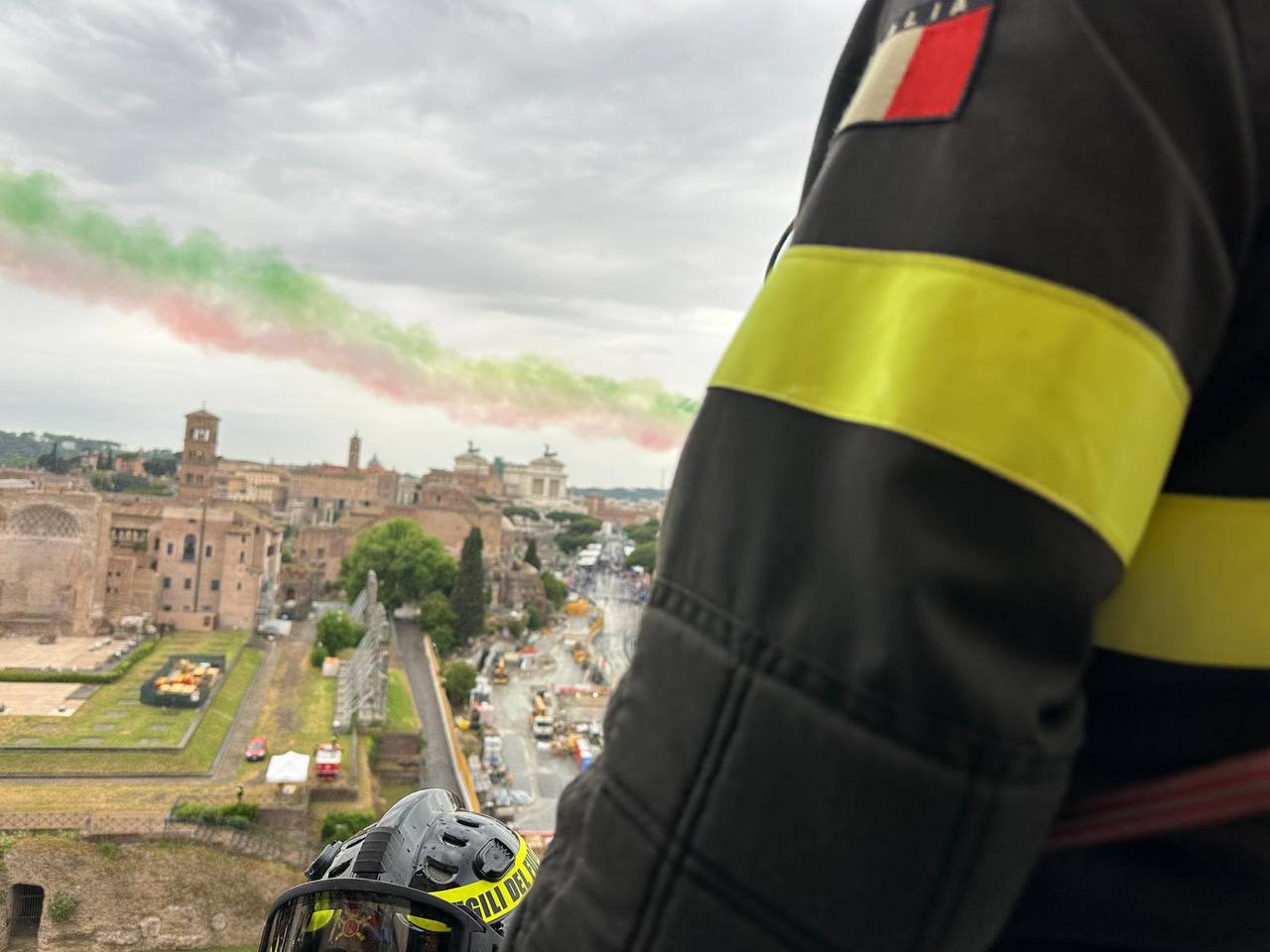 FESTA DELLA REPUBBLICA, VIGILI DEL FUOCO CALANO SUL COLOSSEO TRICOLORE DI 2.000 METRI QUADRATI