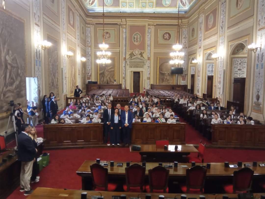 VISITA DEL CONSIGLIO COMUNALE DEI RAGAZZI AL PALAZZO DEI NORMANNI: UN SUCCESSO DI COLLABORAZIONE E PARTECIPAZIONE