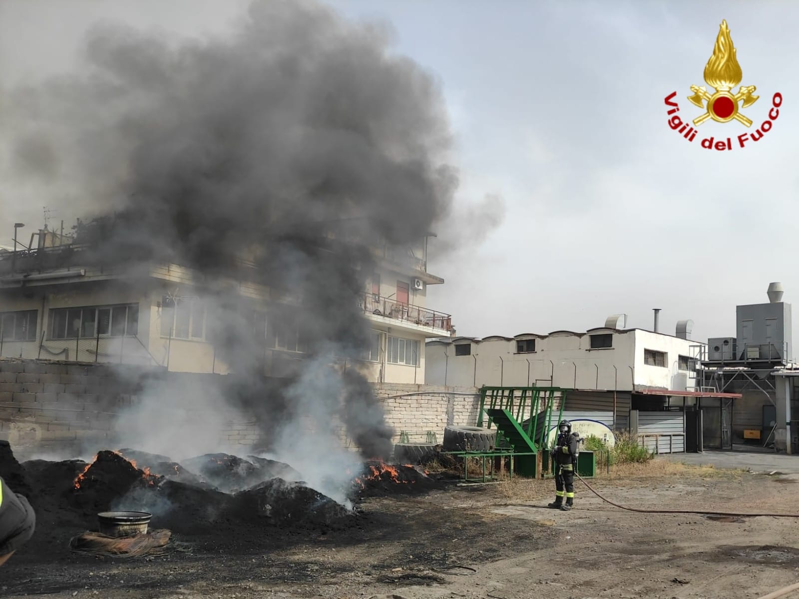 MISTERBIANCO, INCENDIO NELLA NOTTE DISTRUGGE DEPOSITO DI COMMERCIANTI CINESI