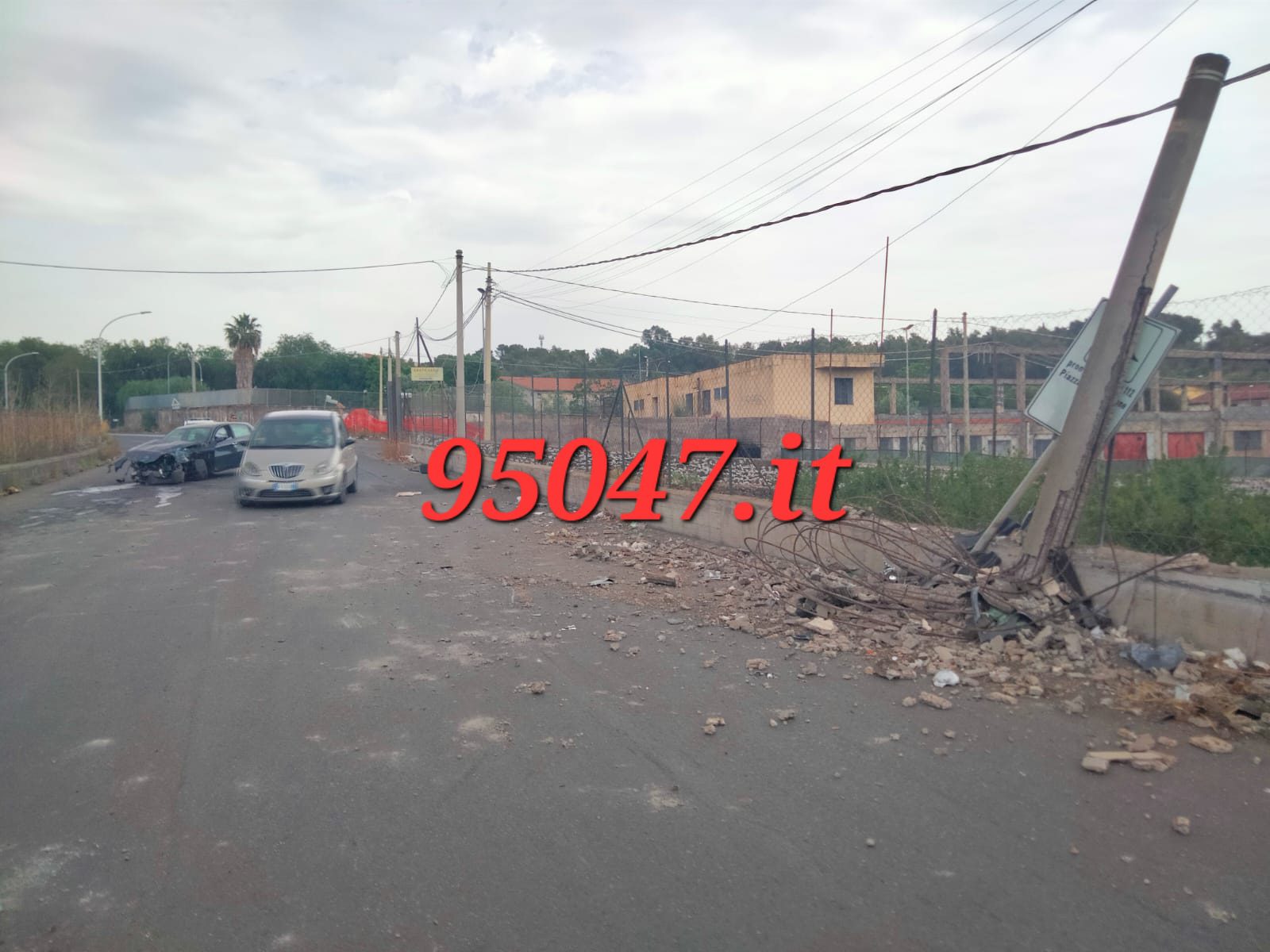 PATERNÒ: AUTO IMPATTA CONTRO UN PALO ELETTRICO, DUE FERITI