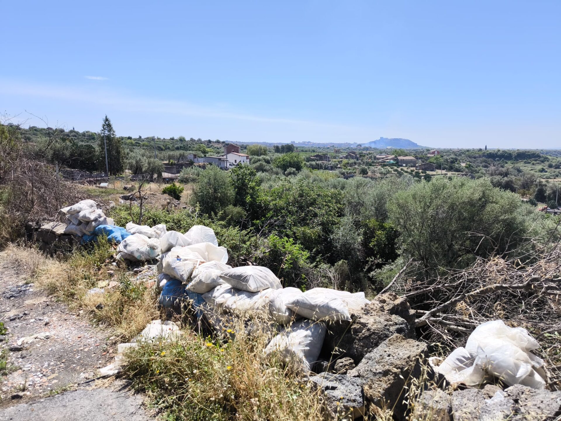 LA DISCARICA A CIELO APERTO A SCHETTINO, LA FOTO-SEGNALAZIONE DEI NOSTRI LETTORI