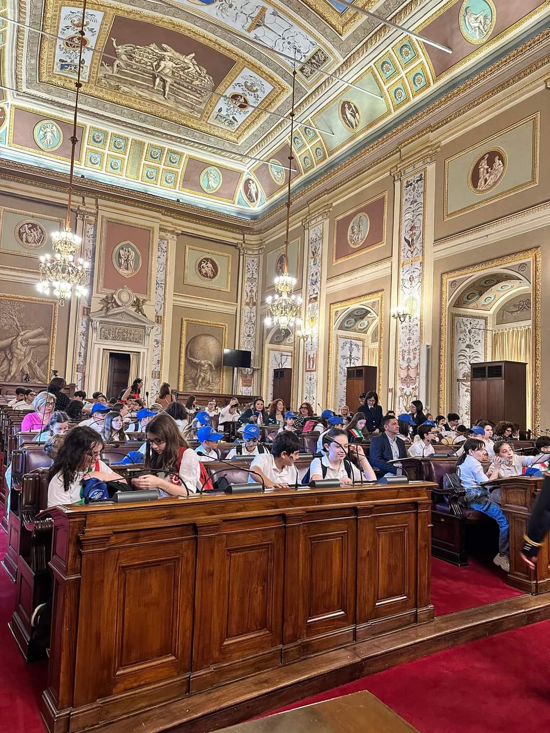 VISITA DEL CONSIGLIO COMUNALE DEI RAGAZZI AL PALAZZO DEI NORMANNI: UN SUCCESSO DI COLLABORAZIONE E PARTECIPAZIONE