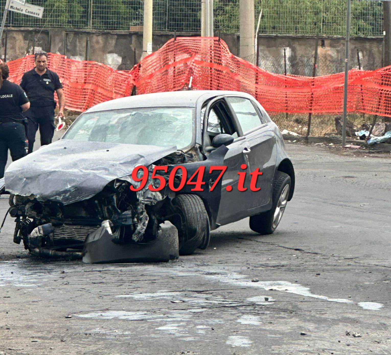 PATERNÒ: AUTO IMPATTA CONTRO UN PALO ELETTRICO, DUE FERITI