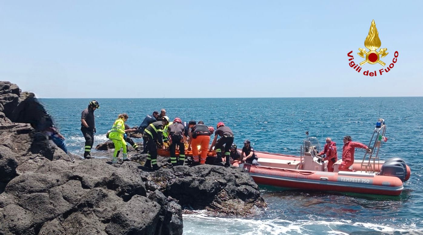 CATANIA, AL MARE PER FESTEGGIARE LA FINE DELLA SCUOLA: 16ENNE CADE VIOLENTEMENTE SUGLI SCOGLI