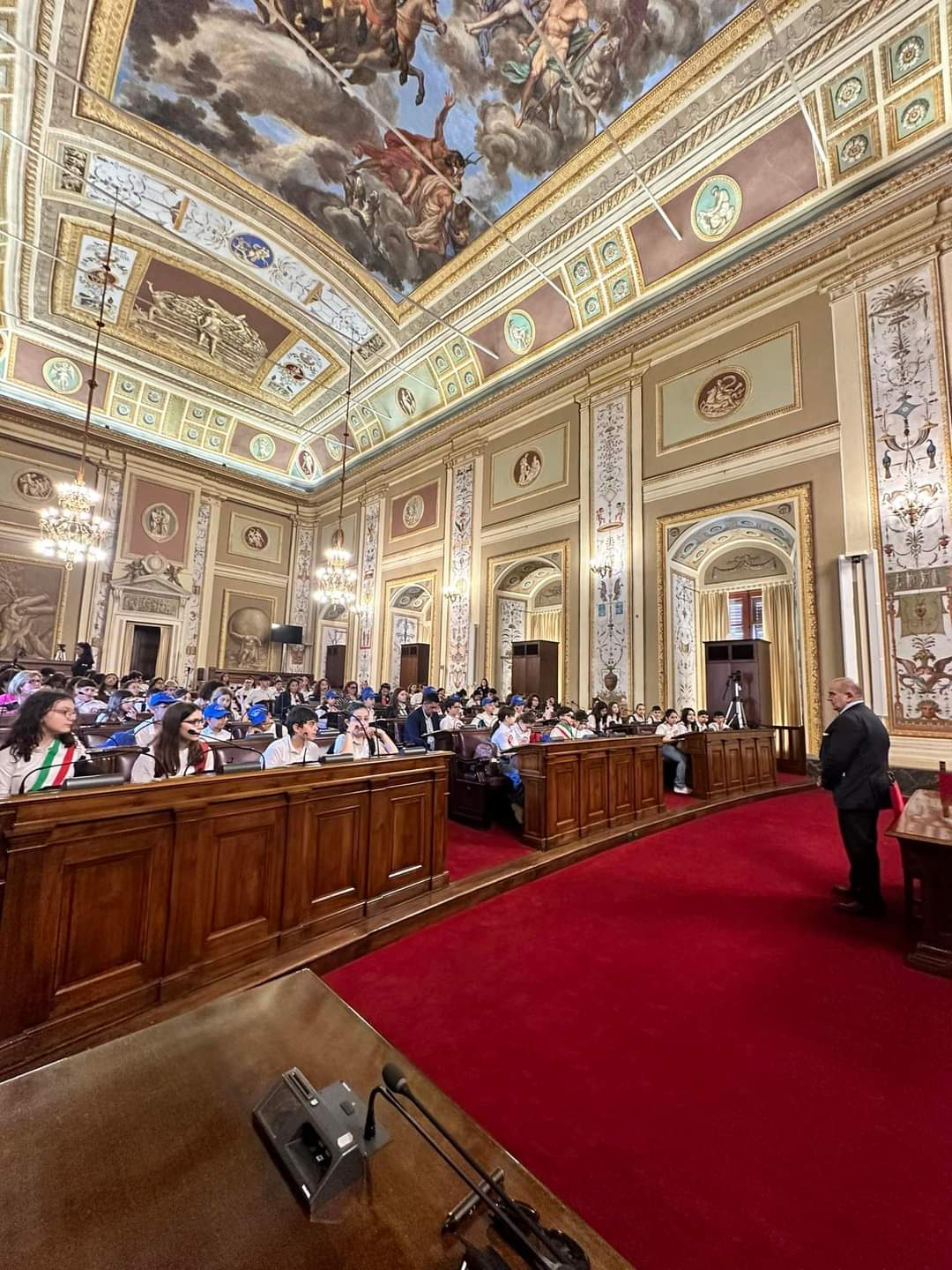 VISITA DEL CONSIGLIO COMUNALE DEI RAGAZZI AL PALAZZO DEI NORMANNI: UN SUCCESSO DI COLLABORAZIONE E PARTECIPAZIONE