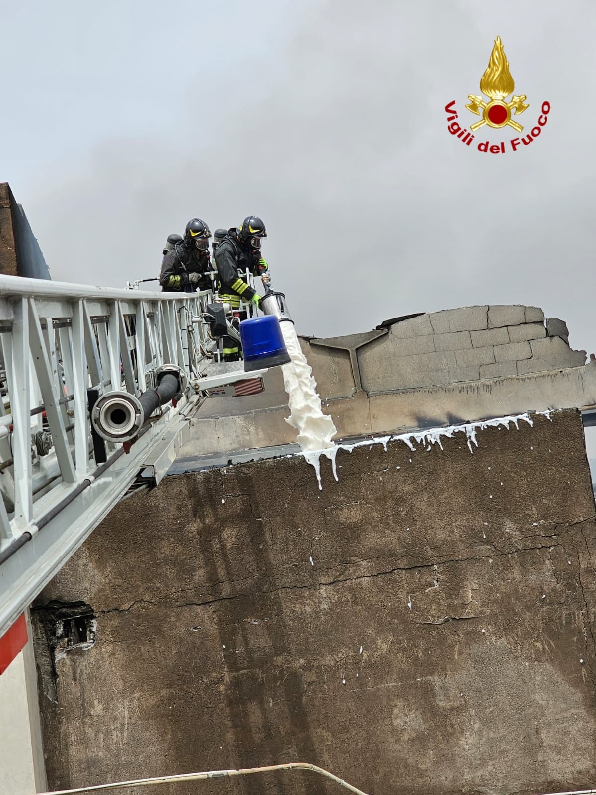 MISTERBIANCO: VASTO INCENDIO IN UN CAPANNONE DI VIA ZENIA