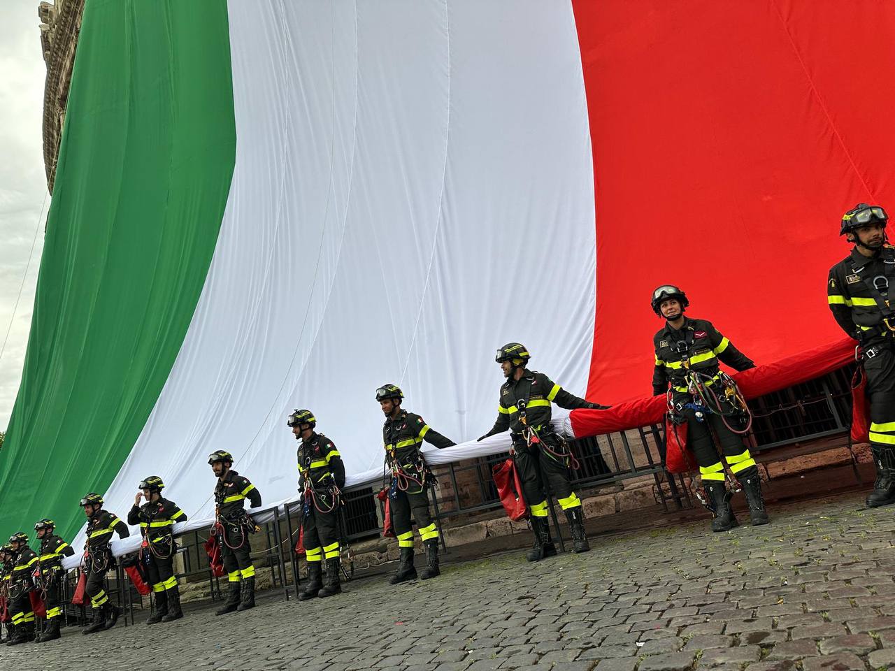 FESTA DELLA REPUBBLICA, VIGILI DEL FUOCO CALANO SUL COLOSSEO TRICOLORE DI 2.000 METRI QUADRATI