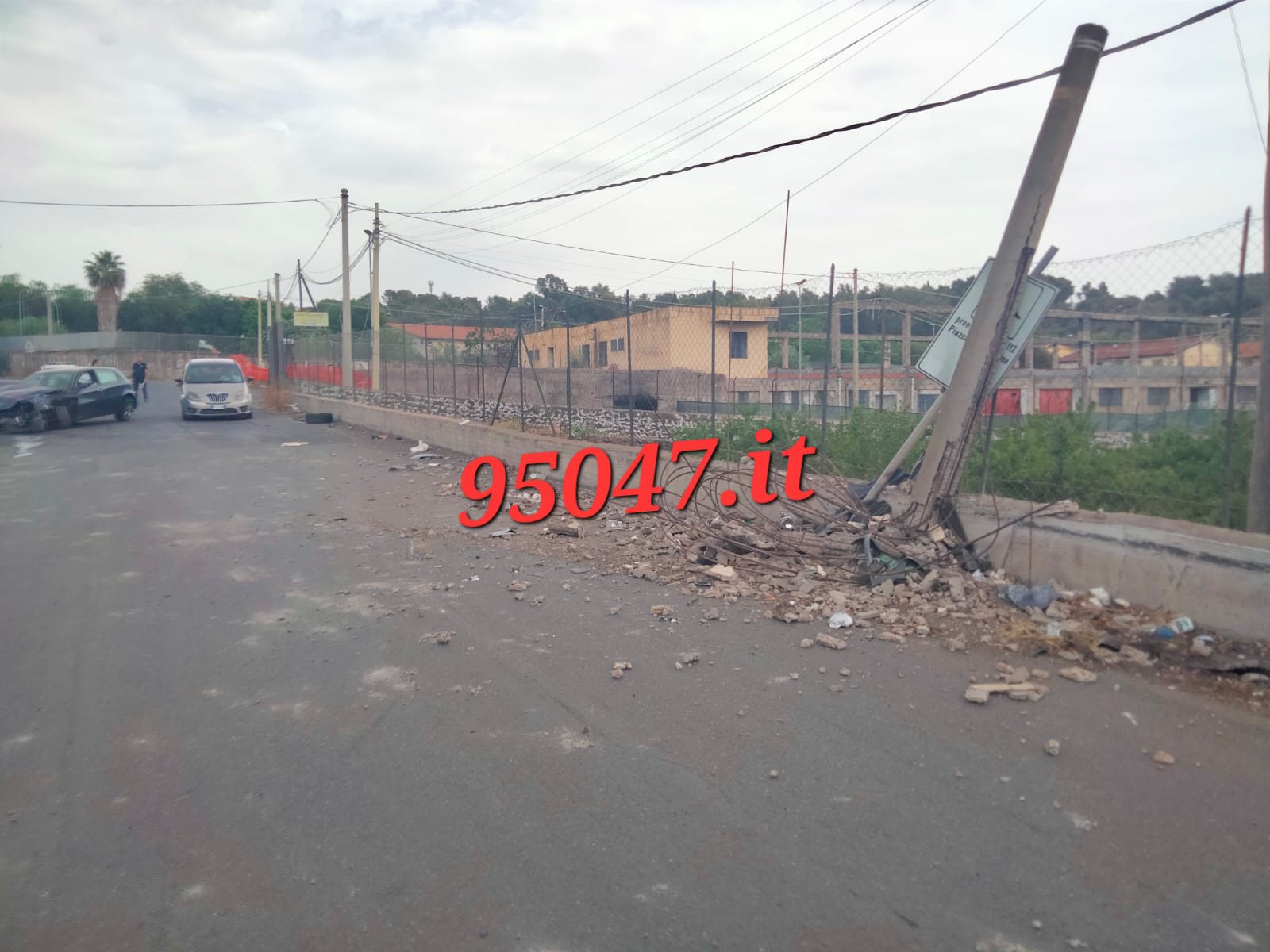 PATERNÒ: AUTO IMPATTA CONTRO UN PALO ELETTRICO, DUE FERITI