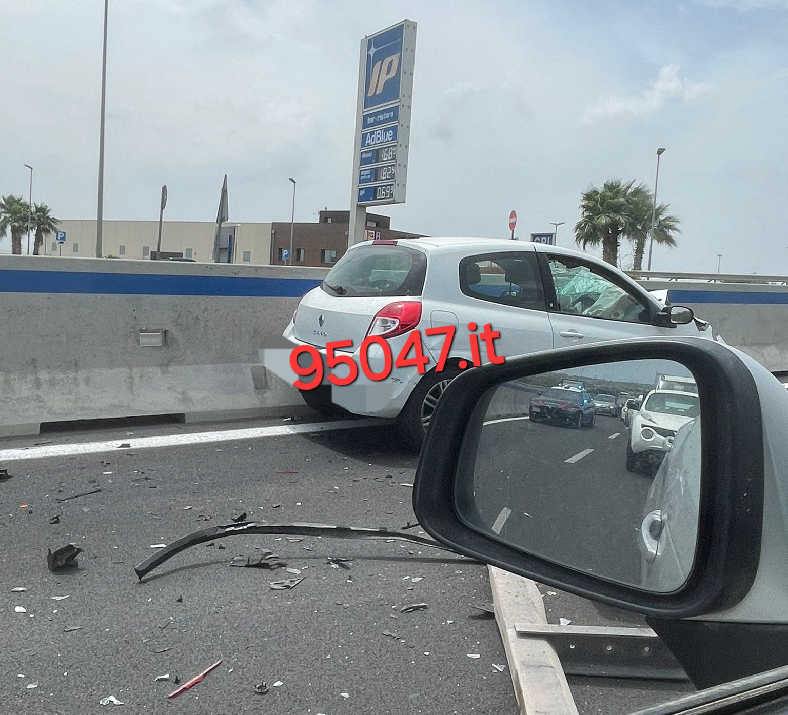 ENNESIMO INCIDENTE SULLA SS121, AUTO CONTRO GUARD RAIL.