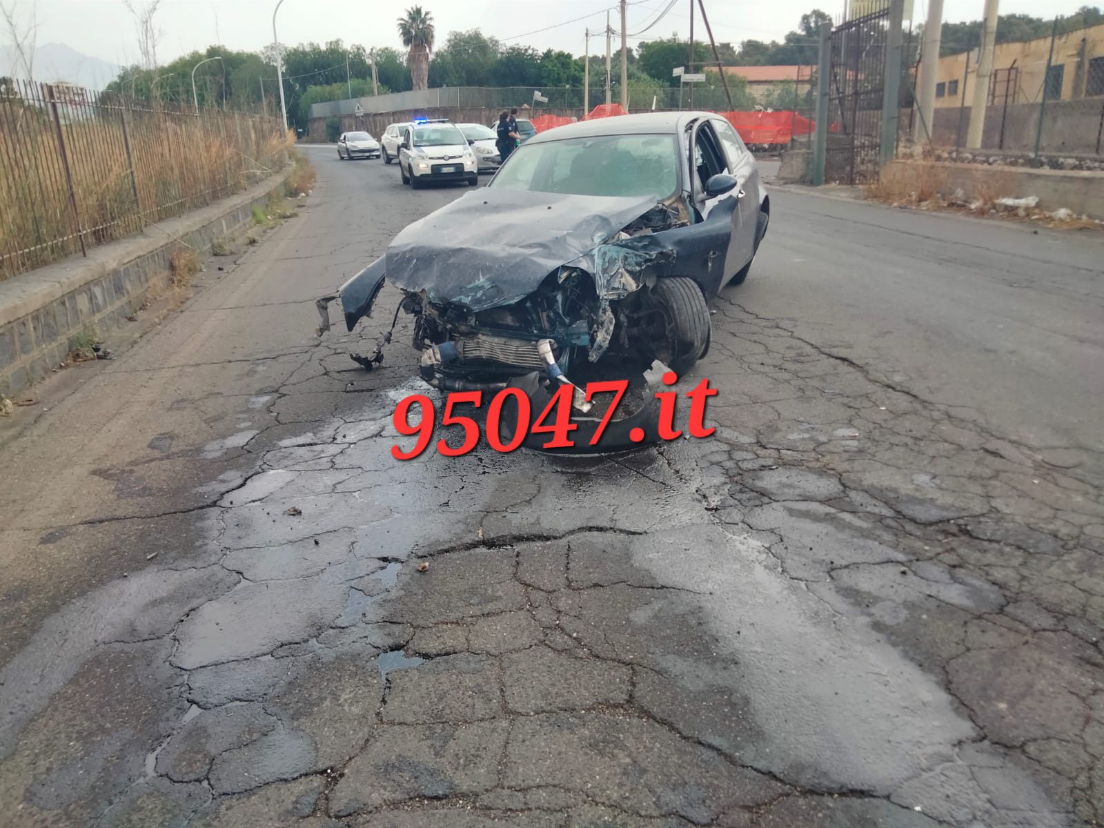 PATERNÒ: AUTO IMPATTA CONTRO UN PALO ELETTRICO, DUE FERITI