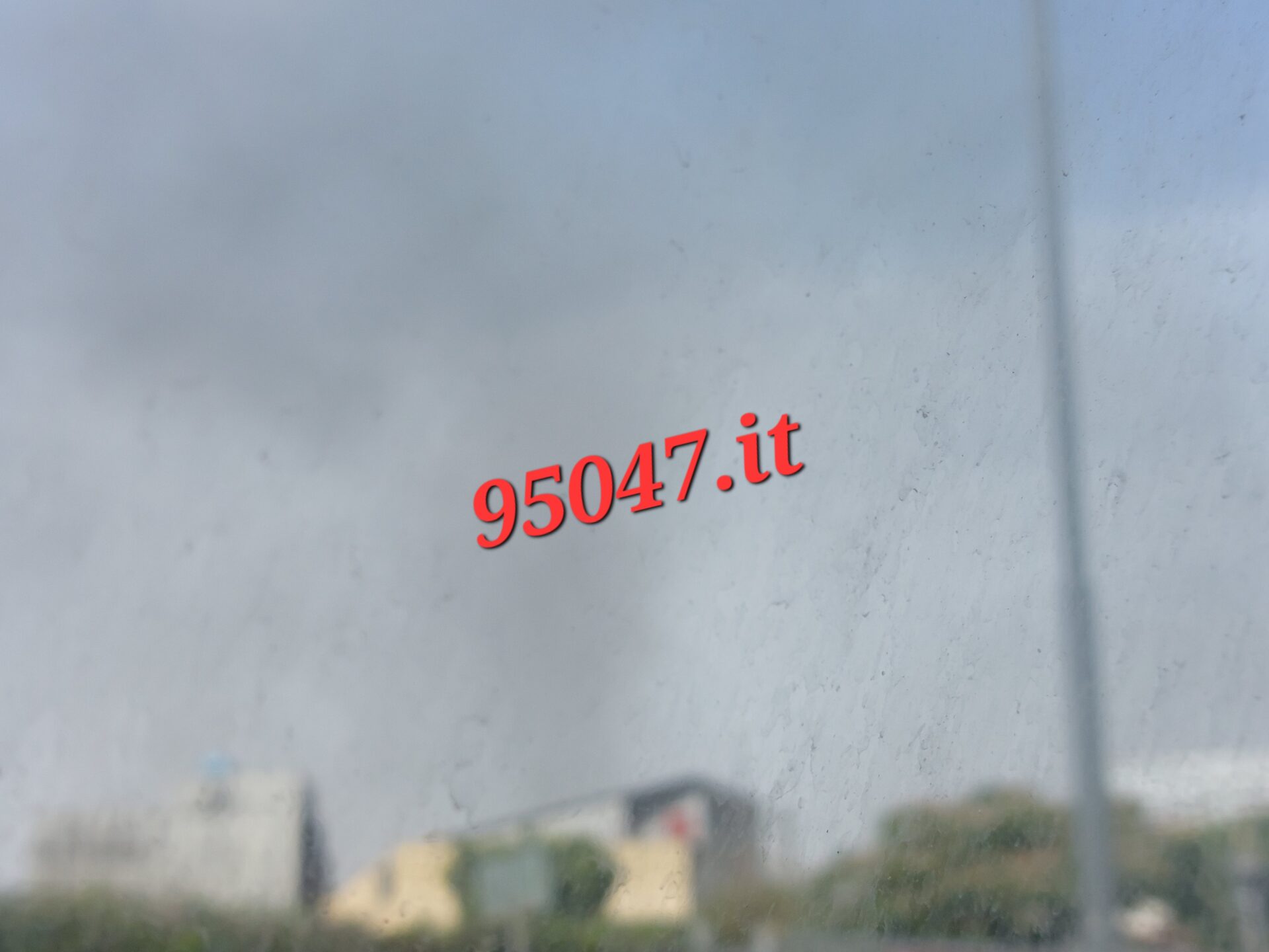 MISTERBIANCO: VASTO INCENDIO IN UN CAPANNONE DI VIA ZENIA