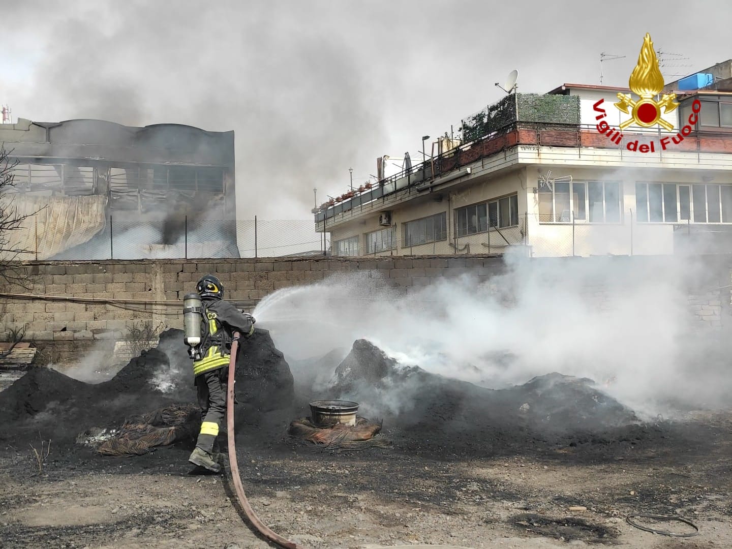 MISTERBIANCO: VASTO INCENDIO IN UN CAPANNONE DI VIA ZENIA