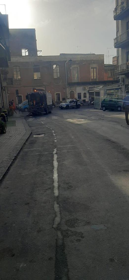 PATERNO'. AVVIATO IL NUOVO SERVIZIO DI SPAZZAMENTO MECCANICO DELLE STRADE URBANE: PRIMA GIORNATA CON TANTE  MULTE E RIMOZIONI