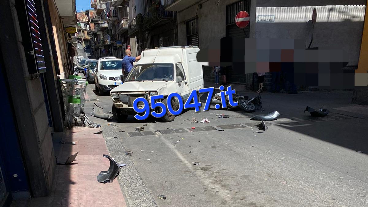 PATERNO'. SCONTRO FURGONE SCOOTER, SOCCORSI SUL POSTO