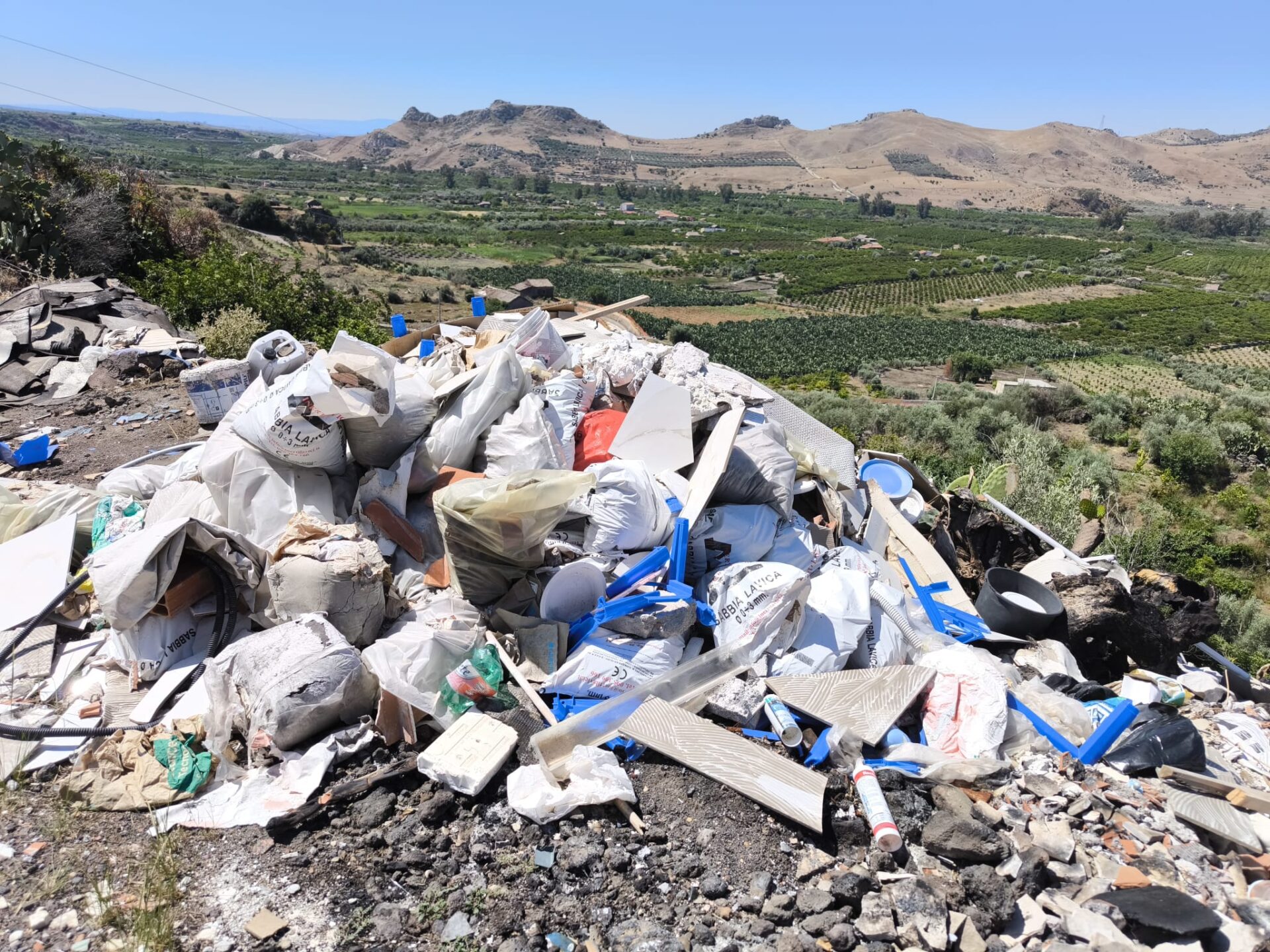 LA DISCARICA A CIELO APERTO A SCHETTINO, LA FOTO-SEGNALAZIONE DEI NOSTRI LETTORI