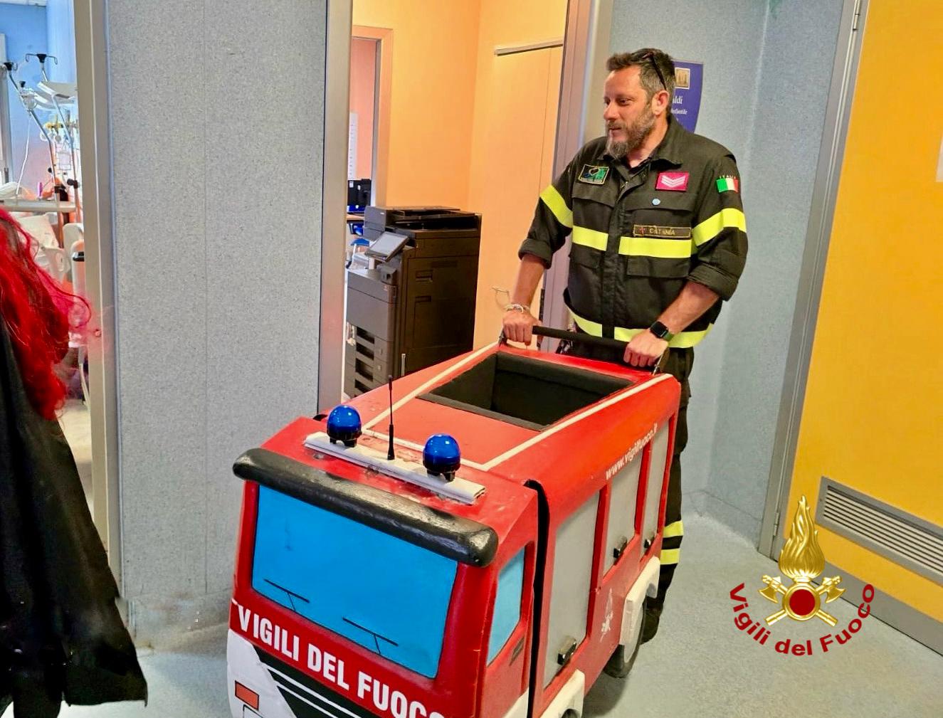 I VIGILI DEL FUOCO IN VISITA AL REPARTO DI PEDIATRIA DELL' OSPEDALE GARIBALDI DI NESIMA A CATANIA