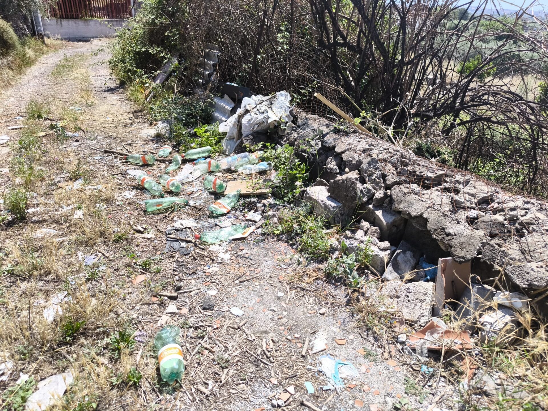 LA DISCARICA A CIELO APERTO A SCHETTINO, LA FOTO-SEGNALAZIONE DEI NOSTRI LETTORI