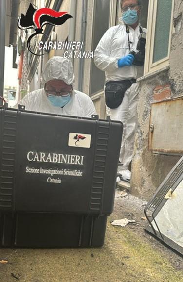 MASCALI: LITIGA COL VICINO CHE FA COMMENTI SULLA FIGLIA E LO UCCIDE COLPENDOLO ALLA GOLA CON UNA FORBICE, ARRESTATO