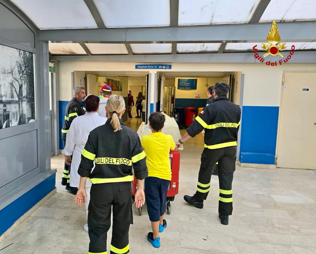 I VIGILI DEL FUOCO IN VISITA AL REPARTO DI PEDIATRIA DELL' OSPEDALE GARIBALDI DI NESIMA A CATANIA