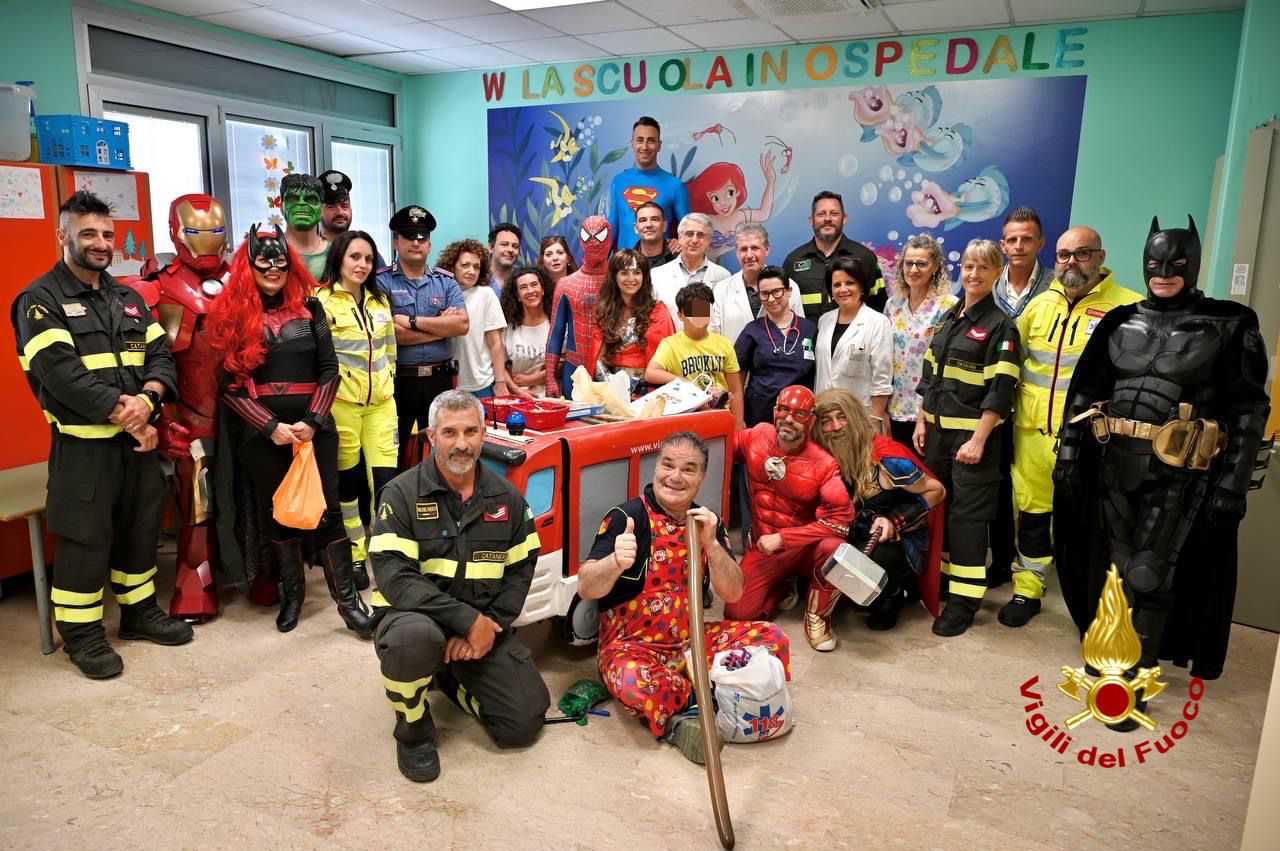 I VIGILI DEL FUOCO IN VISITA AL REPARTO DI PEDIATRIA DELL' OSPEDALE GARIBALDI DI NESIMA A CATANIA