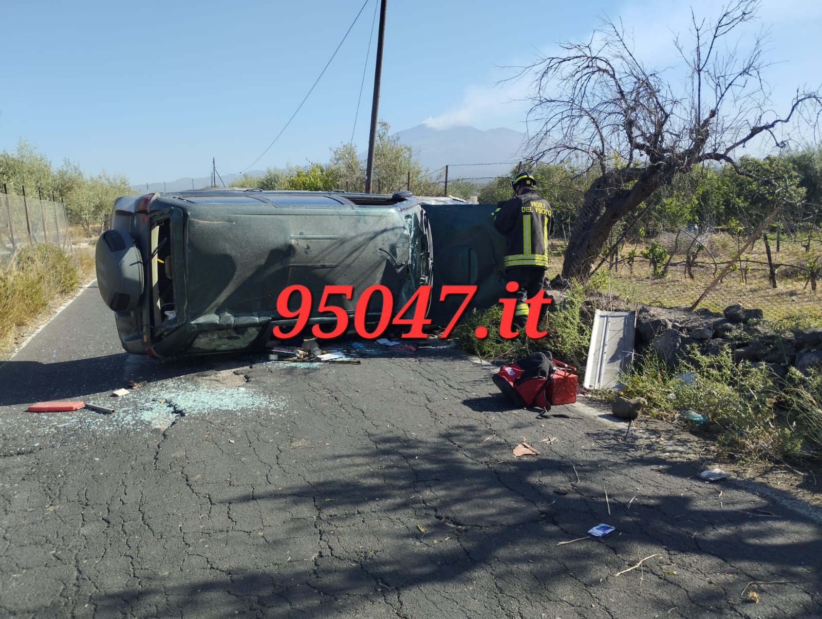 BELPASSO.  AUTO SI RIBALTA, FERITO CONDUCENTE