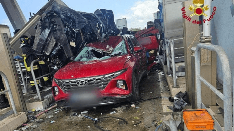 LIVORNO. MALORE ALLA GUIDA, AUTO TRAVOLGE MACCHINE AL CASELLO: TRE MORTI E SEI FERITI. ILLESO IL CASELLANTE, COINVOLTI DUE BAMBINI