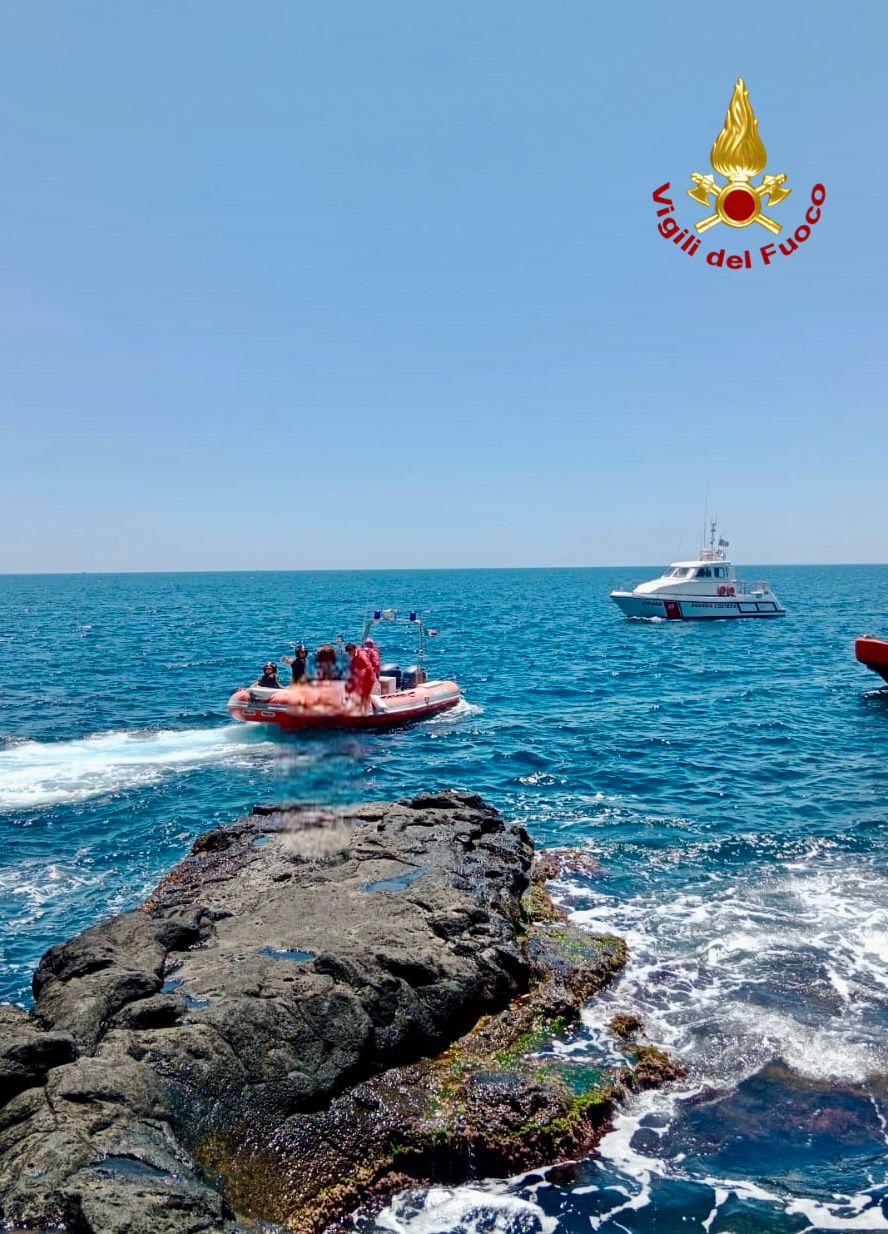 CATANIA, AL MARE PER FESTEGGIARE LA FINE DELLA SCUOLA: 16ENNE CADE VIOLENTEMENTE SUGLI SCOGLI