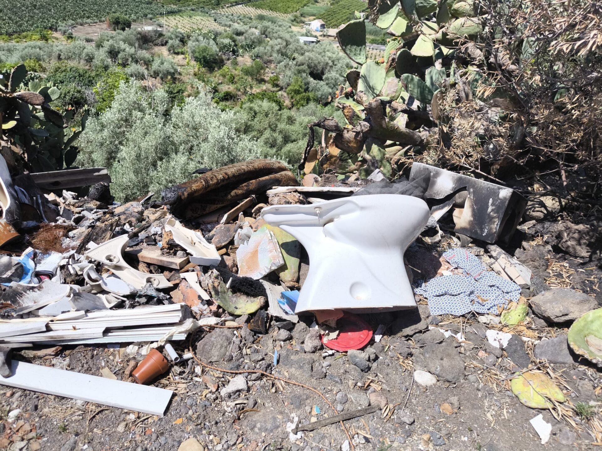 LA DISCARICA A CIELO APERTO A SCHETTINO, LA FOTO-SEGNALAZIONE DEI NOSTRI LETTORI