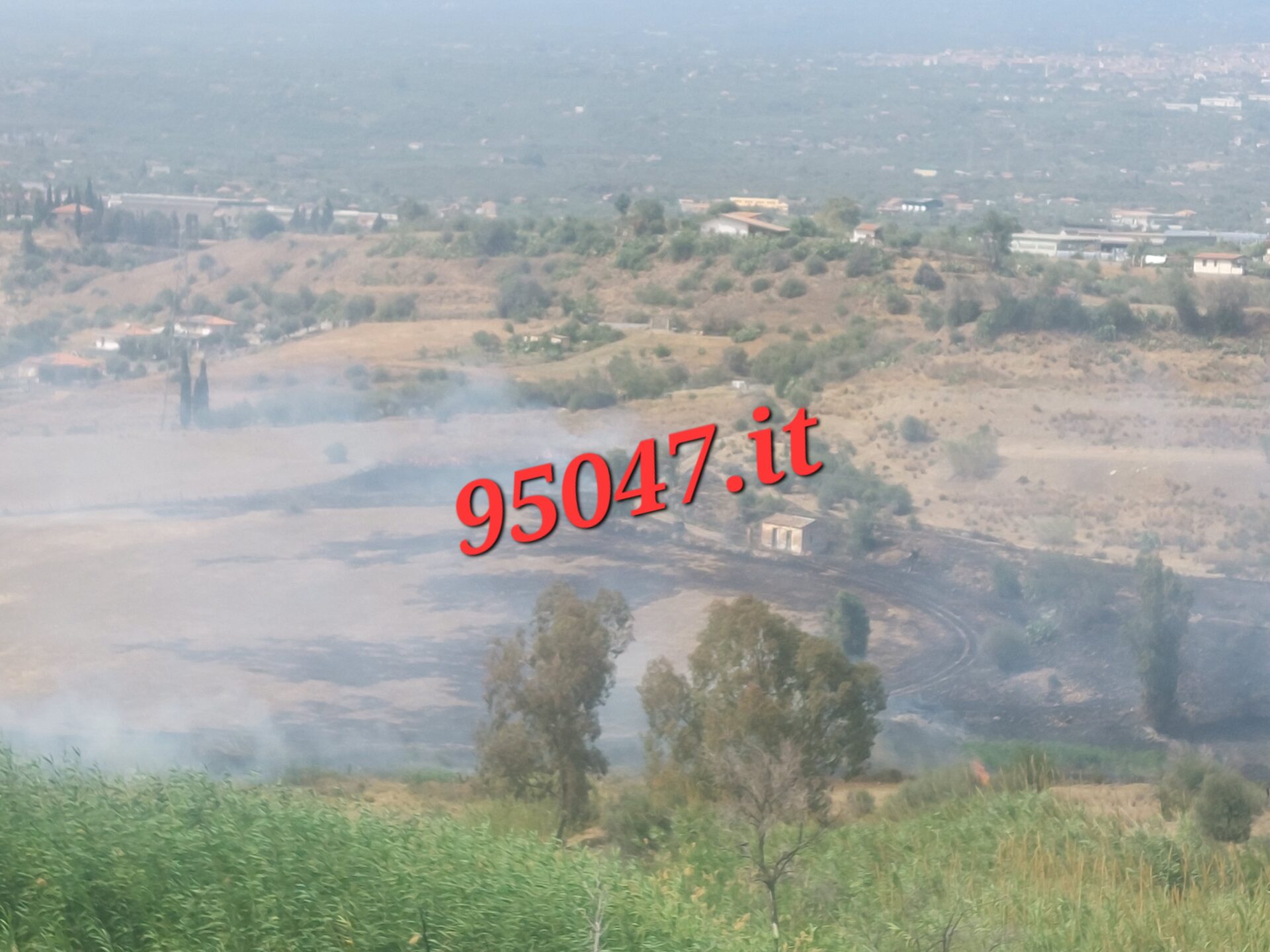 UN VASTO INCENDIO DI STERPAGLIE  IN CORSO TRA VALCORRENTE E MOTTA