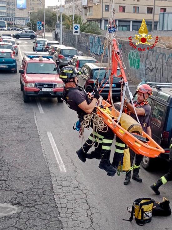 CATANIA, CADE IN UNO SCAVO E FA UN VOLO DI 10 METRI: SOCCORSO DAI VIGILI DEL FUOCO