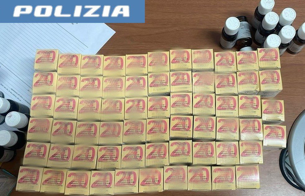 CATANIA, CHIAMA LA POLIZIA PERCHÉ HA SUBITO UNA RAPINA E ARRESTANO LA COMPAGNA CHE NASCONDEVA MARIJUANA NELLA BORSA