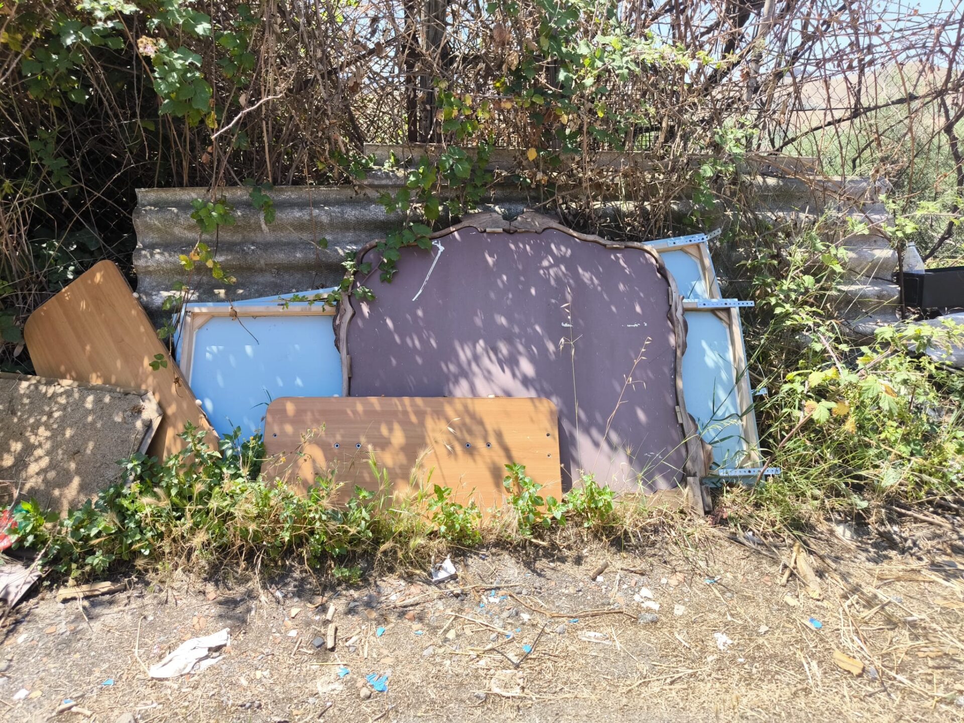 LA DISCARICA A CIELO APERTO A SCHETTINO, LA FOTO-SEGNALAZIONE DEI NOSTRI LETTORI