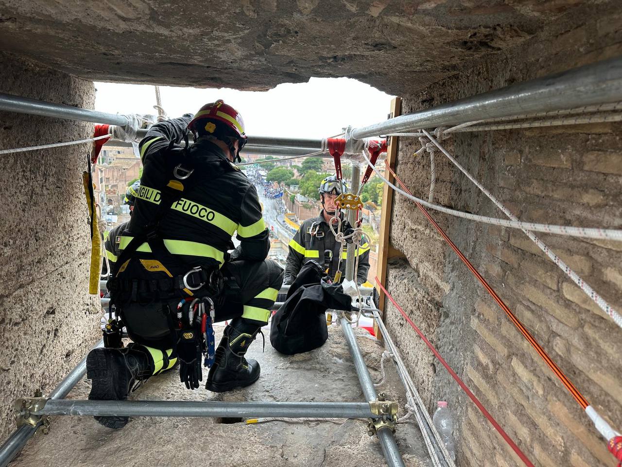 FESTA DELLA REPUBBLICA, VIGILI DEL FUOCO CALANO SUL COLOSSEO TRICOLORE DI 2.000 METRI QUADRATI