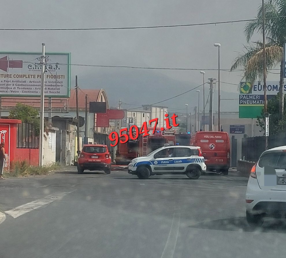 MISTERBIANCO: VASTO INCENDIO IN UN CAPANNONE DI VIA ZENIA