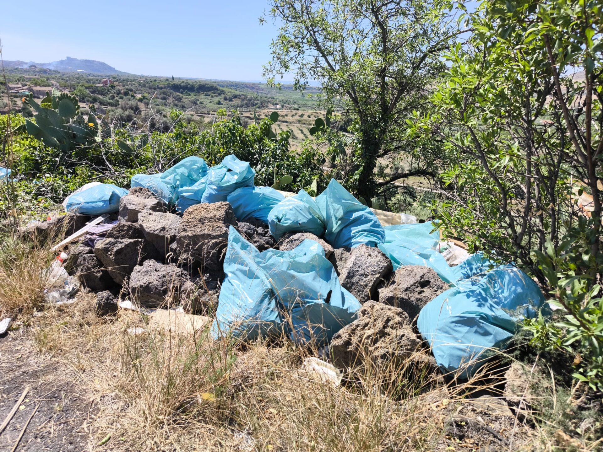 LA DISCARICA A CIELO APERTO A SCHETTINO, LA FOTO-SEGNALAZIONE DEI NOSTRI LETTORI