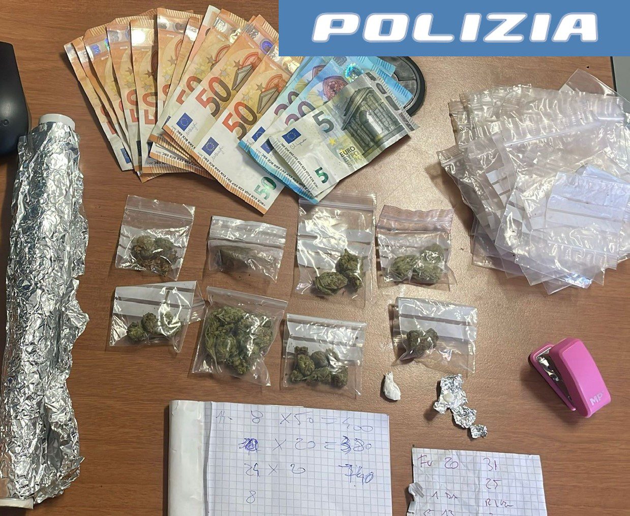 CATANIA, CHIAMA LA POLIZIA PERCHÉ HA SUBITO UNA RAPINA E ARRESTANO LA COMPAGNA CHE NASCONDEVA MARIJUANA NELLA BORSA